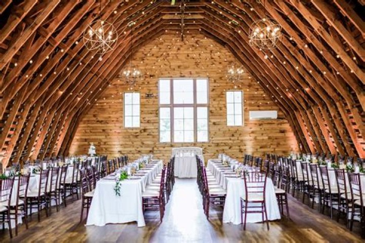 Cindy Busby and Husband Chris Boyd Got Married In A Beautiful Rustic Wedding Venue