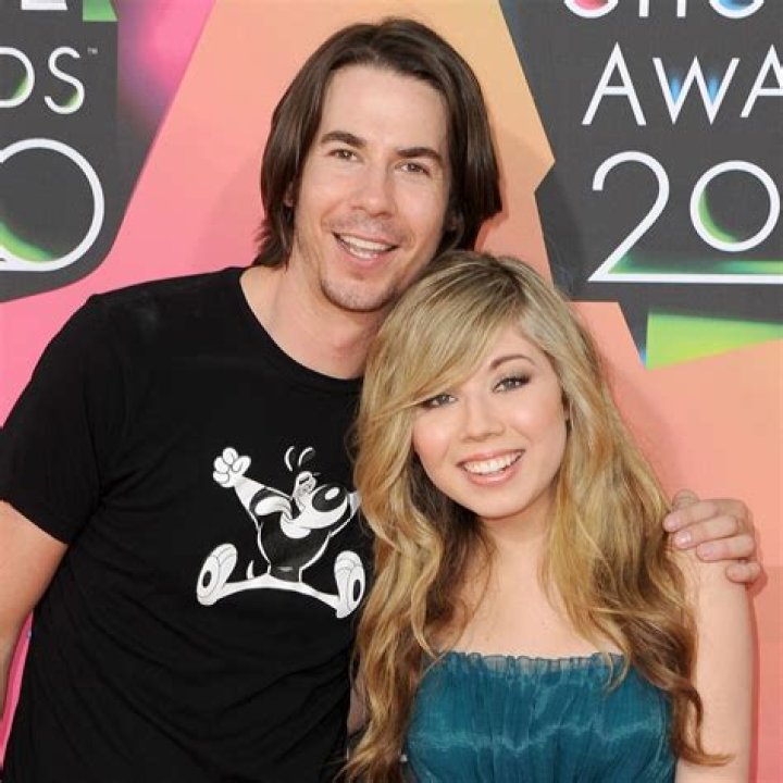 Jennette Mccurdy and Joe Nichols In Hawaii, Were They Dating?