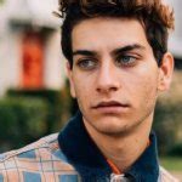 Noah Grossman’s Age, Girlfriend, Height, Net Worth. Gay?