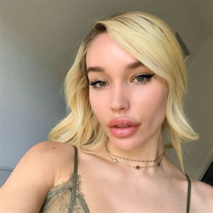 Who Is Rara Knupps Boyfriend Gabriel Jayne? Dating Life Of The Instagram Model In 2022